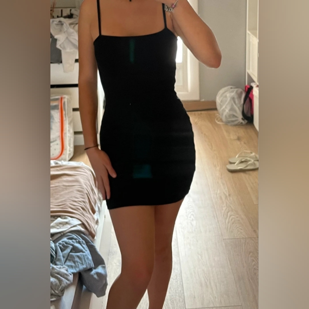 Amisu Sleek Black Mini Dress